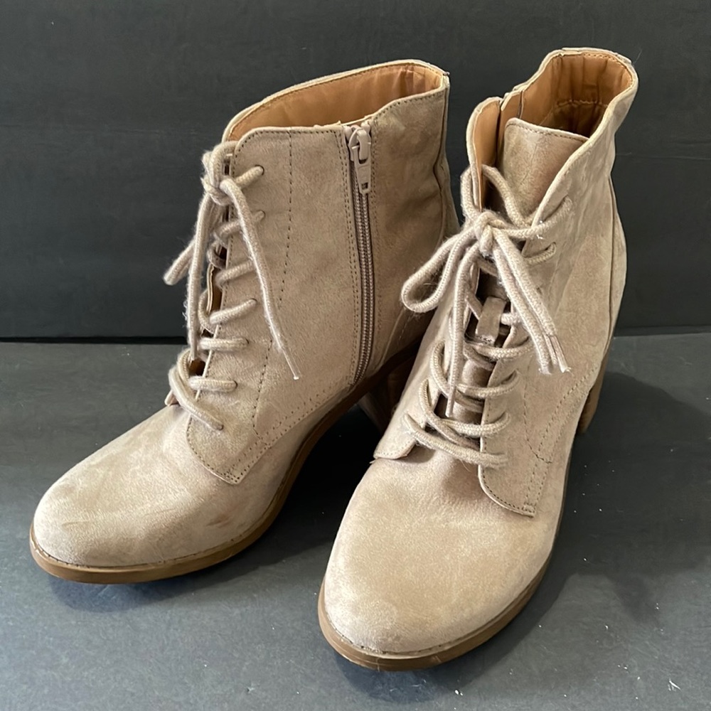 WOMEN’S ANKLE HIGH BOOTS